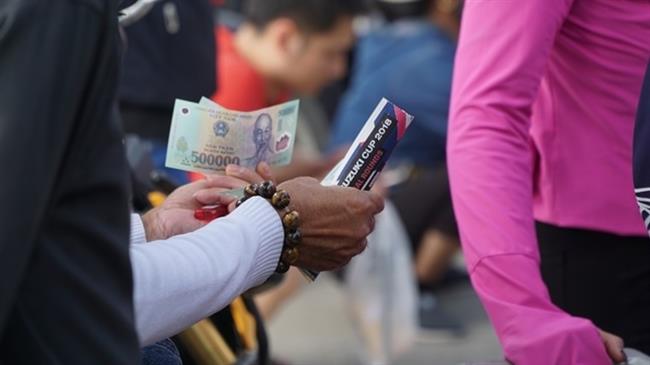 Phe vé đang trục lợi từ tình yêu của người hâm mộ