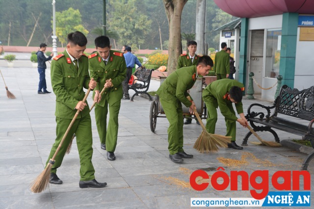 Ra quân tổng dọn vệ sinh môi trường