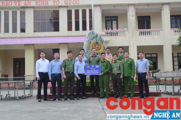 Tặng thiết bị sinh hoạt và dụng cụ thể thao cho CBCS Công an Tân Kỳ