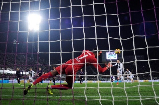 Ronaldo với bàn thắng trên chấm phạt đền. Ảnh: Reuters.