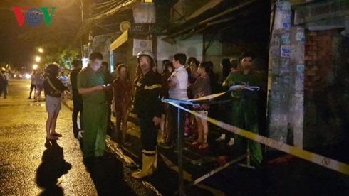 Các lực lượng có mặt để khống chế đám cháy và cứu người mắc kẹt thoát ra ngoài.