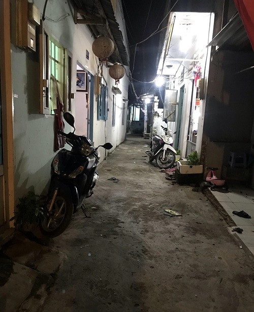 Dãy trọ bà Tâm cùng hai con ẩn mình sau những tháng ngày giông bão.