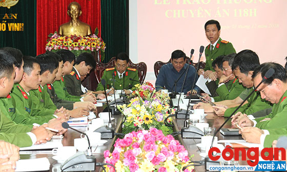 Đồng chí Trung tá Trần Đức Thân, Phó Trưởng Công an TP Vinh báo cáo quá trình đấu tranh chuyên án.