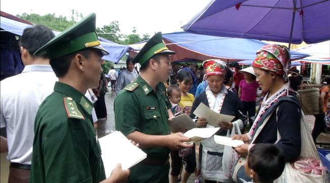 Tuyên truyền tại các phiên chợ trực tiếp góp phần nâng cao nhận thức của người dân tại khu vực biên giới