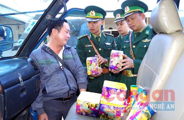 Bắt giữ đối tượng vận chuyển 32kg pháo