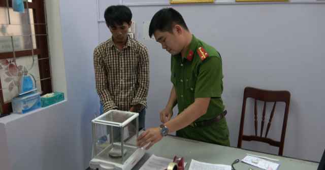 Bắt đối tượng tàng trữ hêrôin