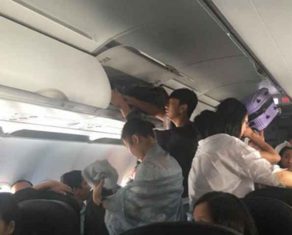 Hai hành khách cố xông vào định đánh tiếp viên Vietjet