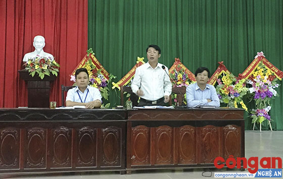 Lãnh đạo UBND huyện và xã Nghi Thịnh chủ trì buổi đối thoại. (Ảnh: Hữu Trọng)