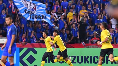 Malaysia (ào vàng) đã giành vé vào chung kết nhờ luật bàn thắng sân khách