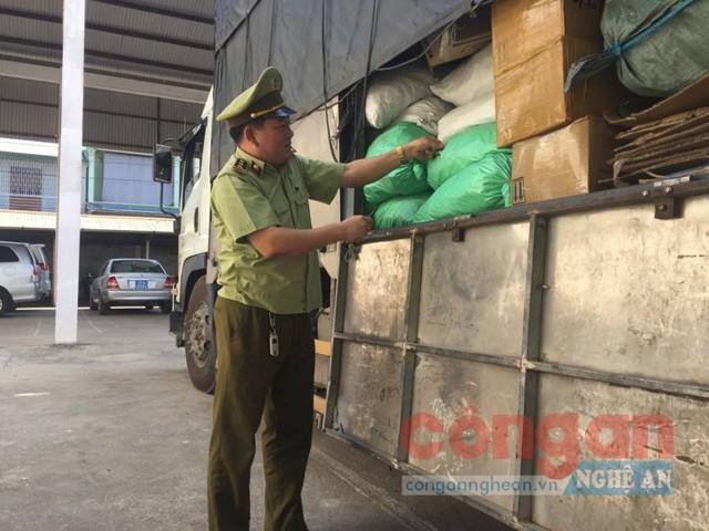 Cán bộ Chi cục Quản lý thị trường Nghệ An kiểm tra                 hàng hóa bị thu giữ 