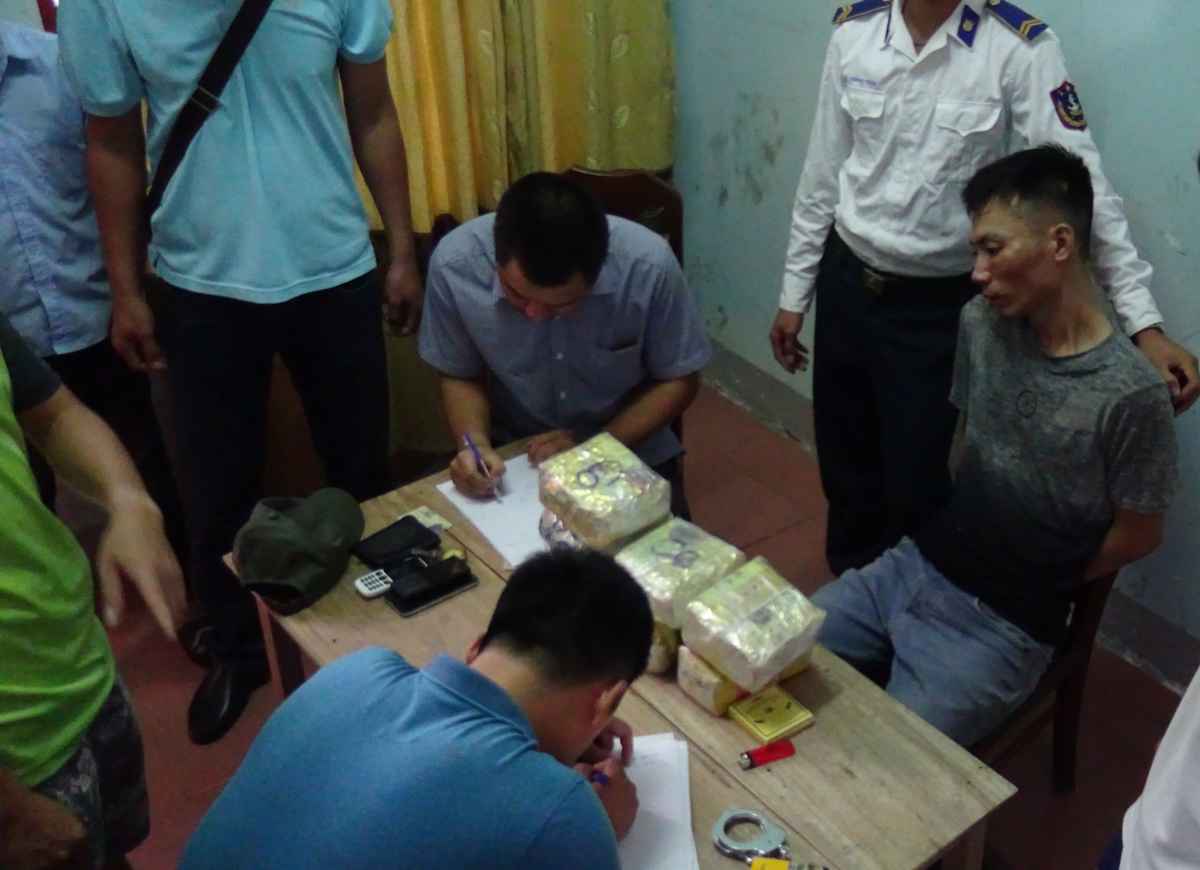 Bắt đối tượng Nguyễn Việt Hùng