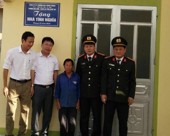 Bàn giao 2 nhà tình nghĩa cho gia đình có hoàn cảnh khó khăn