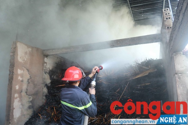 Lực lượng chữa cháy rất vất vả khống chế đám cháy do toàn vật liệu là tre, nứa.