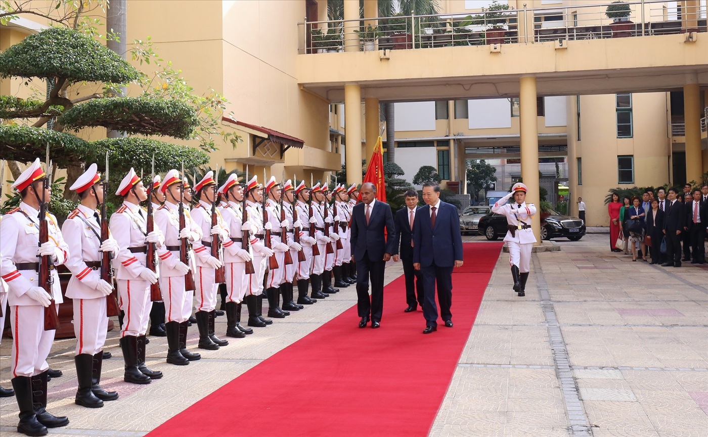 Bộ trưởng Tô Lâm; Ngài K. Shanmugam, Bộ trưởng Bộ Nội vụ kiêm Bộ trưởng Bộ Pháp luật Singapore duyệt đội danh dự lực lượng Công an nhân dân Việt Nam.