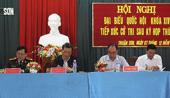 Các Đại biểu Quốc hội lắng nghe ý kiến của các cử tri.