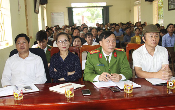 Các cử tri tham dự buổi tiếp xúc