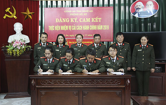 Cán bộ chiến sỹ trong đơn vị tiến hành ký cam kết