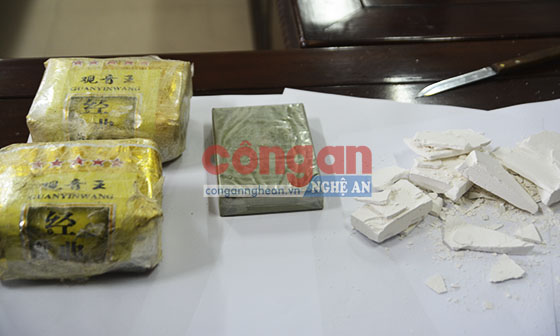 2 bánh hêrôin và 2 kg ma túy đá