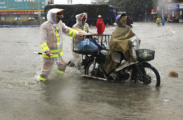 TP. Vinh: Đường thành sông sau trận mưa lớn kéo dài