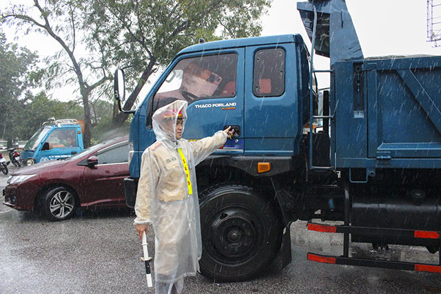 Hướng dẫn ô tô di chuyển tránh các điểm bị ngập nặng