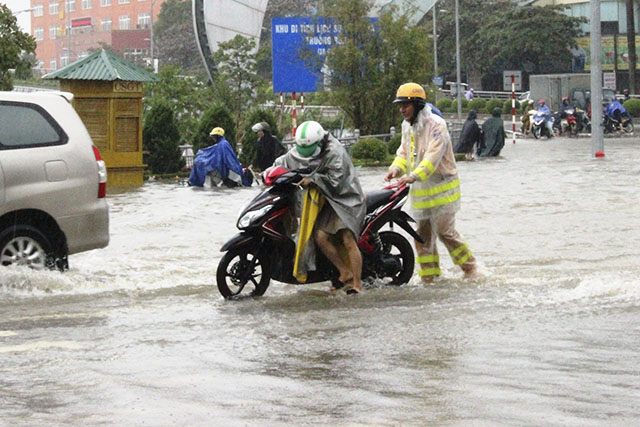 Đẩy xe giúp người dân qua đoạn bị ngập