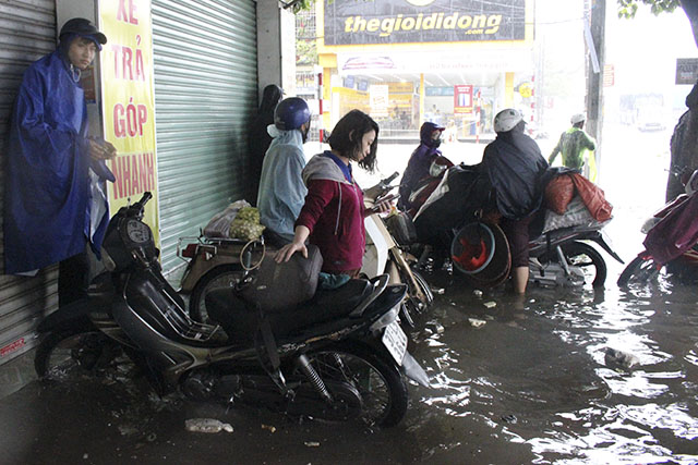 Ngay tại vòng xuyến, do ngập sâu, nhiều xe bị chết máy, phải dừng trên lề đường