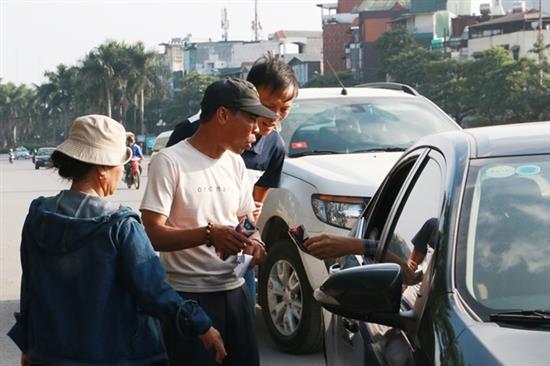 Vé chợ đen liên tục bị đẩy lên cao.
