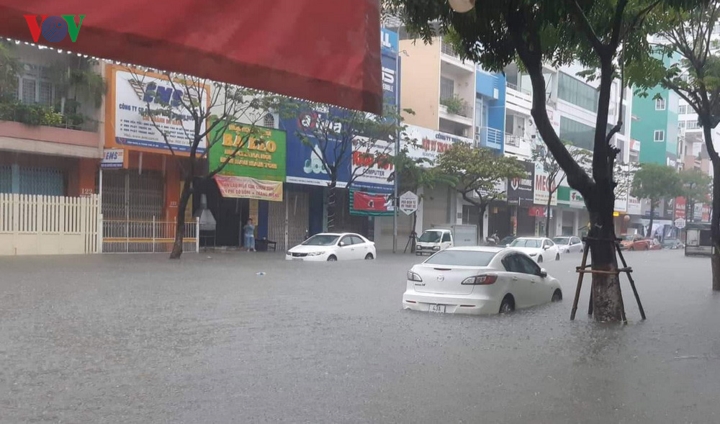Hàng loạt ô tô bị ngập nước, chết máy giữa đường phố.