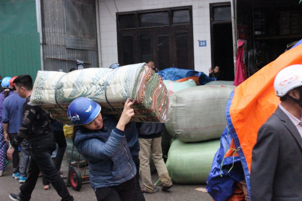 Một người phụ nữ cứu được kiện chiếu nhựa 