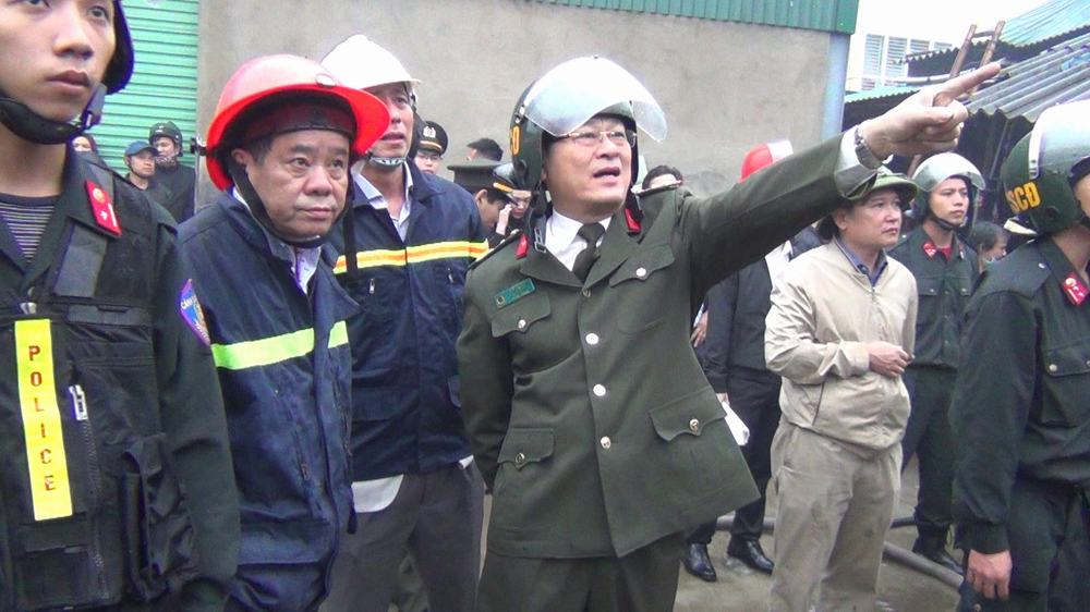Đồng chí Đại tá Nguyễn Hữu Cầu, Giám đốc Công an Nghệ An trực tiếp chỉ đạo công tác chữa cháy