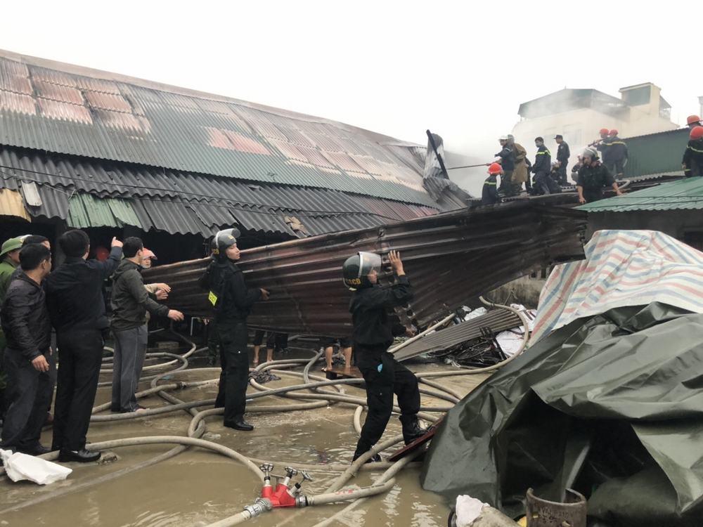 Toàn bộ kho hàng lợp tôn nên rất vất vả mới tiếp cận được ngọn lửa