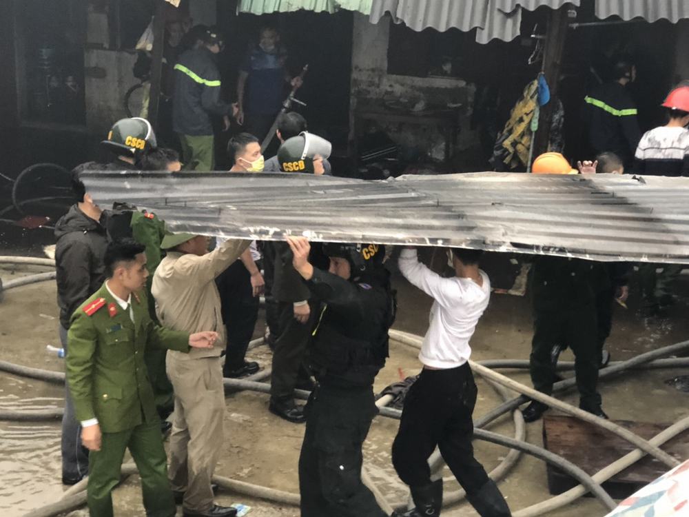 Tôn rất nguy hiểm trong chữa cháy: Vừa nóng vừa sắc dễ gây chấn thương. 