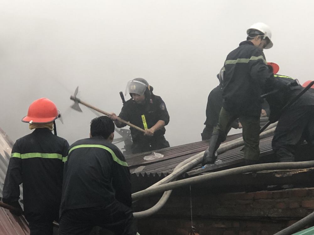 Phải dùng rìu chuyên dụng để phá mái tôn
