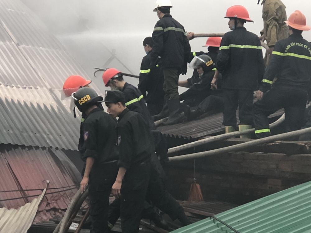 Phá được một góc tôn để luồn vòi phun nước vào rất vất vả. 