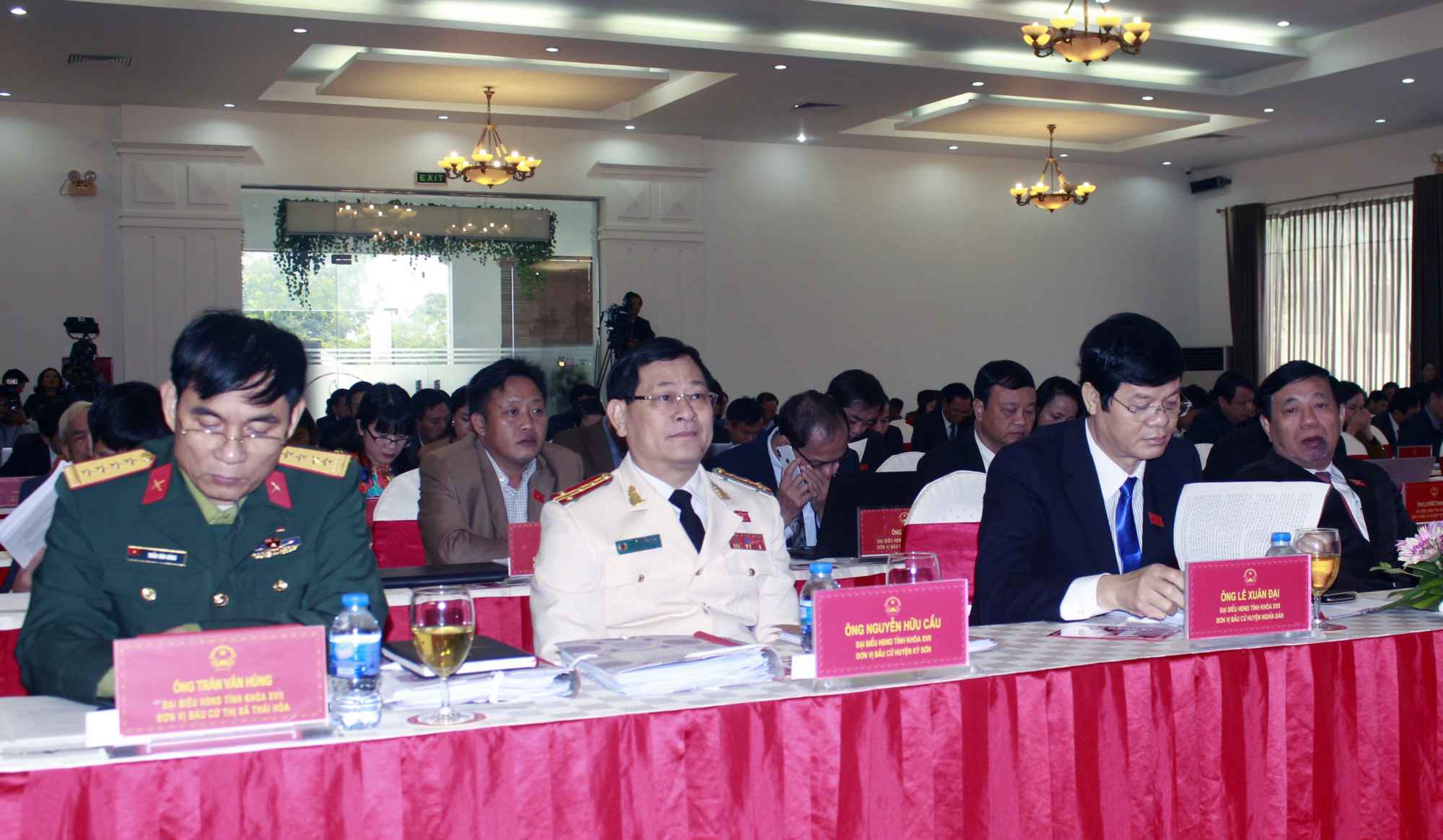 Các đại biểu tham dự kì họp