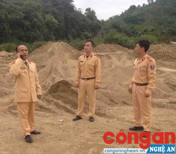 Đội Phòng chống tội phạm trên đường thủy, thuộc Phòng Cảnh sát giao thông Công an Nghệ An tiến hành kiểm tra vi phạm về khai thác tài nguyên