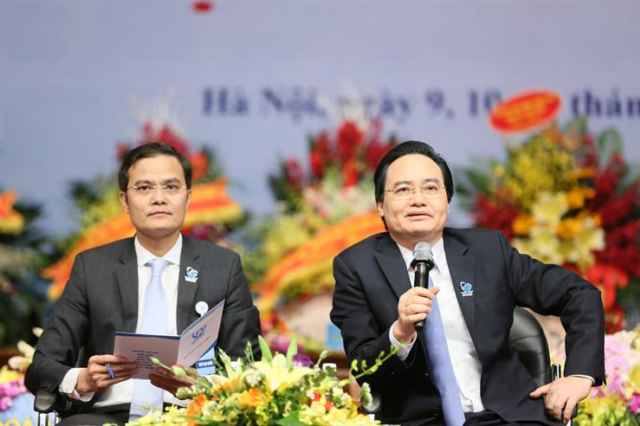 Bộ trưởng Phùng Xuân Nhạ đối thoại với sinh viên
