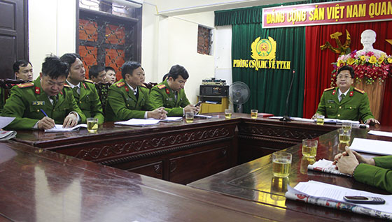 Trung tá Nguyễn Viết Xô, Phó Bí thư Chi bộ, Phó trưởng phòng CSQLHC về TTXH chủ trì