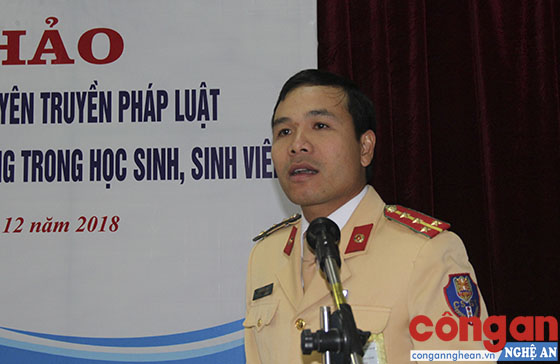 Đại diện Phòng CSGT phổ biến các quy định về TTATGT đối với người điều khiển phương tiện giao thông.