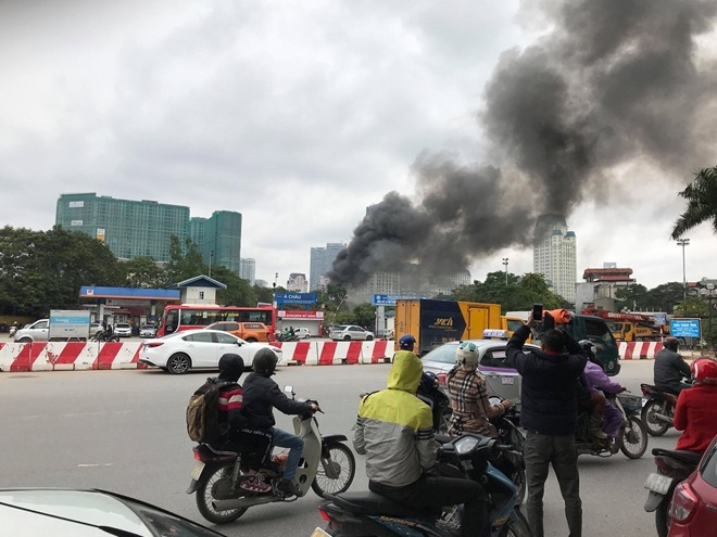 Nguy hiểm hơn, vụ cháy xảy ra gần một trạm xăng, cách không xa trụ sở VFF nơi vẫn cho rất đông các CĐV đang chờ nhận vé trận chung kết AFF Cup 2018.