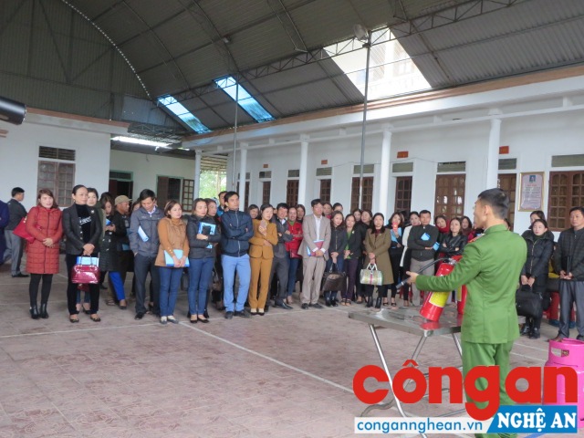Công an huyện Anh Sơn hướng dẫn các học viên phần thực hành.