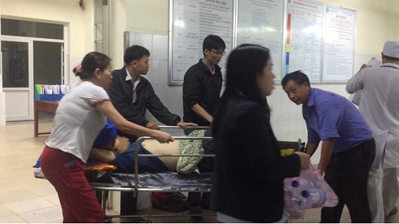 Xe khách lật do nổ lốp, 8 người trên xe bị thương nặng