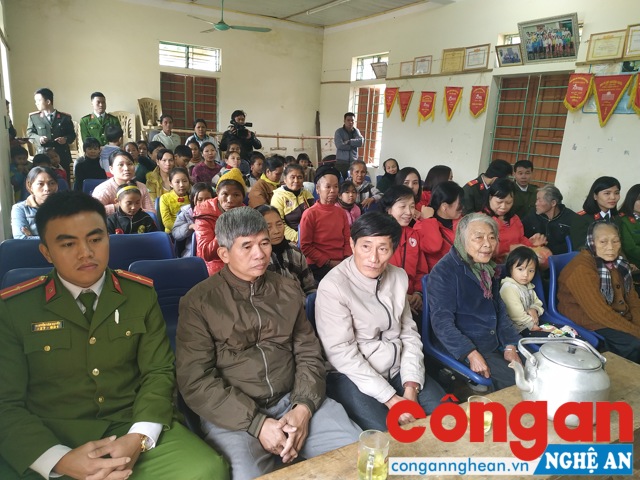 Tại buổi lễ trao tặng quà