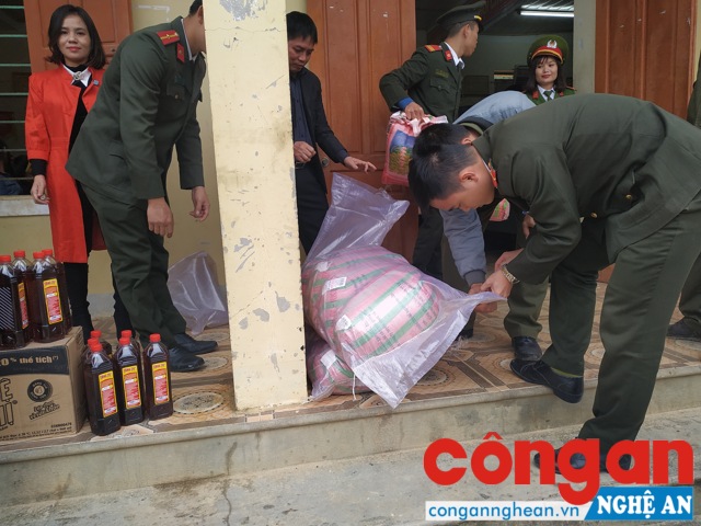 Các cán bộ Công an huyện Anh Sơn sắp xếp lại những món quà để chuẩn bị trao đến bà con