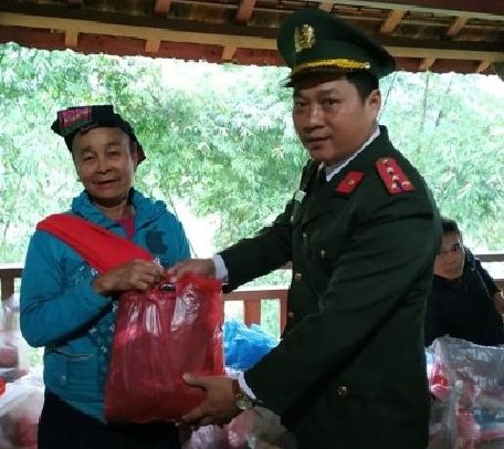 Từng món quà được trao đến tận tay từng người dân