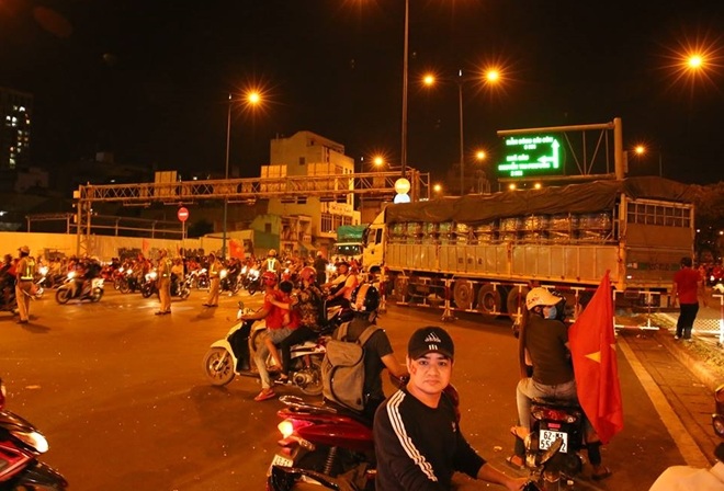 CSGT đứng thành hàng rào phân luồng giảm ùn tắc.