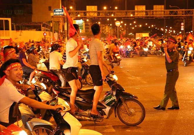 CĐV tại TP HCM rất hào hứng xuống đường ăn mừng chiến thắng của đội tuyển Việt Nam đoạt cup Suzuki AFF Cup 2018