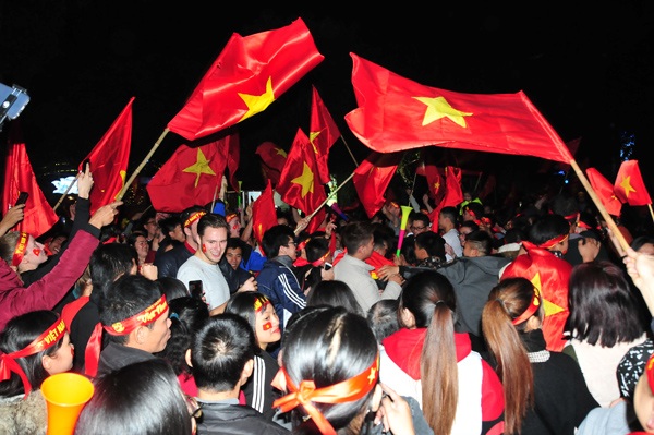 Hàng ngàn người cùng hát vang bài ca “Như có Bác Hồ trong ngày vui đại thắng”.