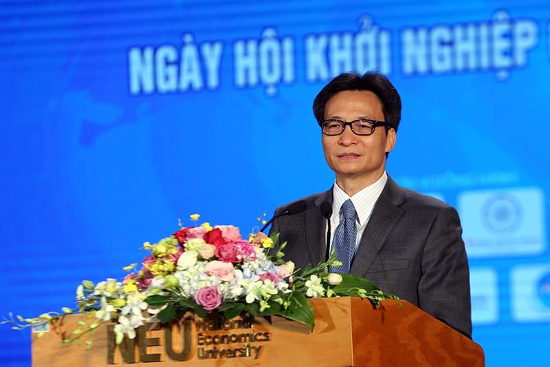 Phó Thủ tướng Vũ Đức Đam mong muốn từng bạn sinh viên khơi dậy trong mình tinh thần khởi nghiệp, khát vọng dấn thân, không sợ thất bại. Ảnh: VGP/Đình Nam