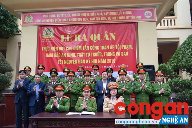 Đại diện các đội công tác, đại diện Đoàn thanh niên, Hội Phụ nữ, Công đoàn Công an huyện đã ký kết Giao ước thi đua